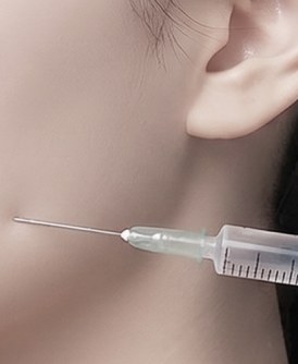 턱 근육에 주사를 놓는 장면