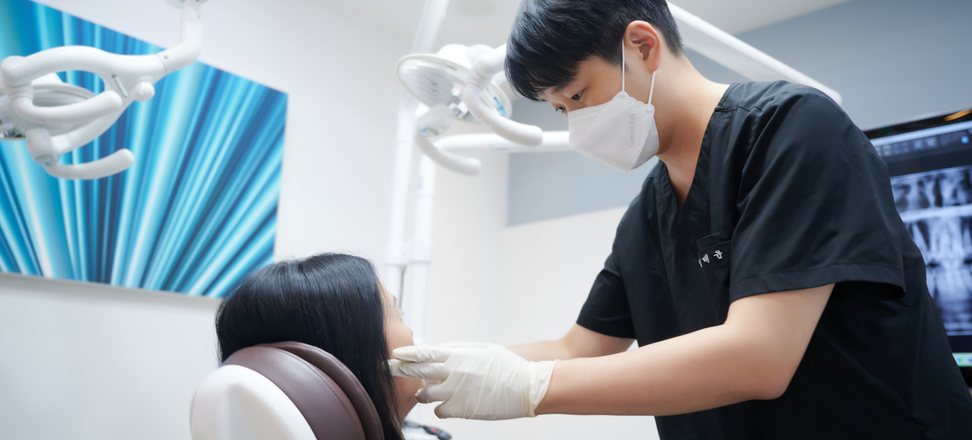 정기 점검에서 치료한 자리와 그 옆을 확인하는 진료 장면