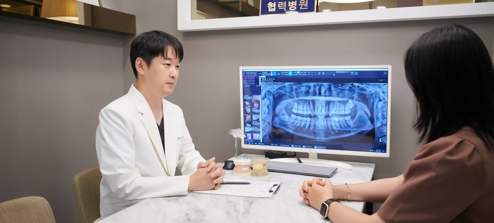 상담실에서 다음 내원 시기를 안내하는 장면