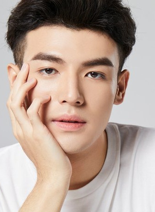 손으로 턱을 괴고 있는 자세