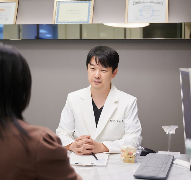 상담실에서 증상을 묻고 기록하는 장면