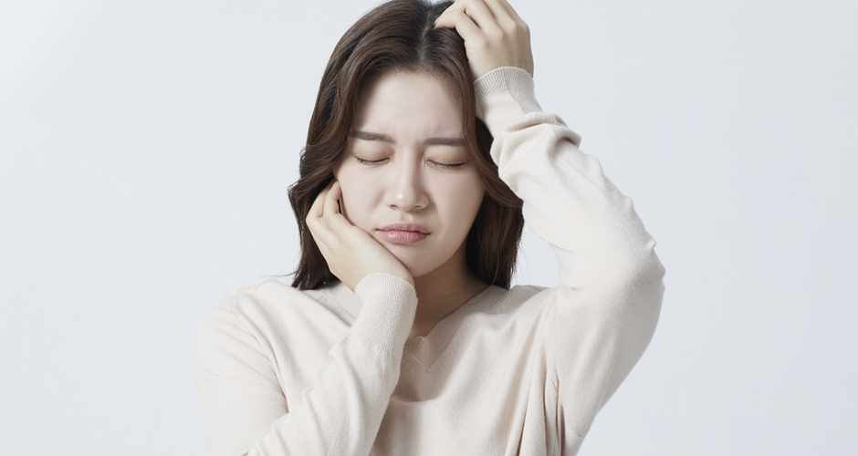 가만히 있어도 아픈 치통을 호소하는 모습