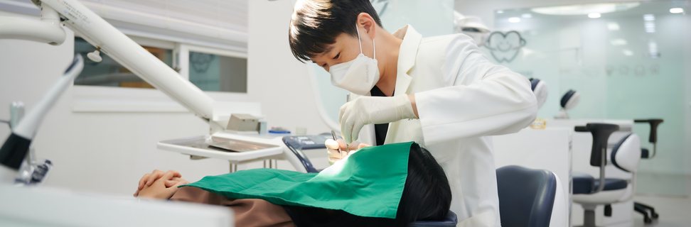 충치 부위를 확인하며 처치 중인 임태윤 대표원장