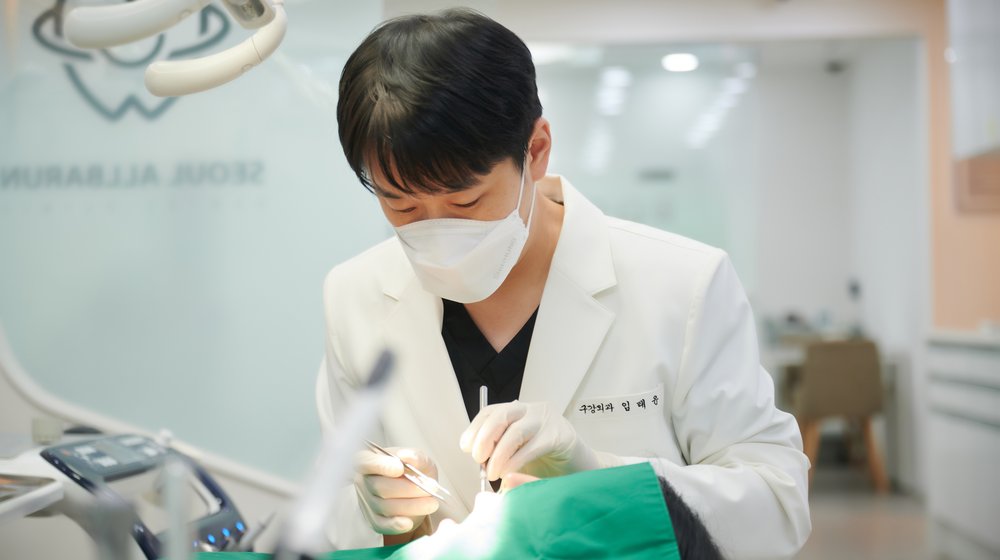 충치를 덜어내고 채우는 진료 장면