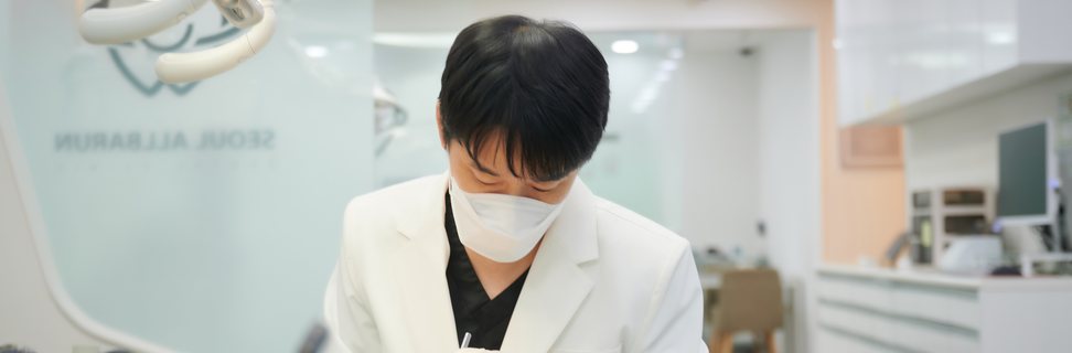 무영등 아래에서 신경치료를 진행하는 임태윤 대표원장