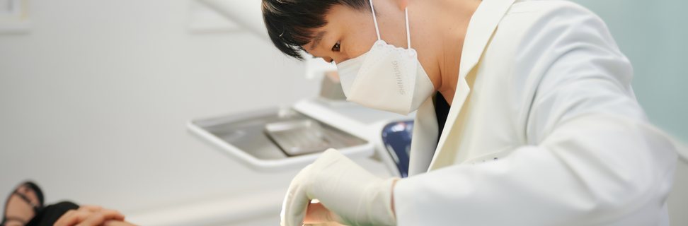 잇몸 상태를 확인하며 처치 중인 임태윤 대표원장