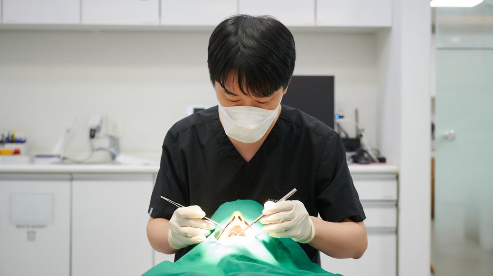 잇몸 상태를 확인하며 처치하는 장면