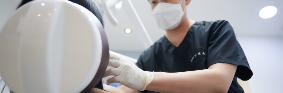 정기 검진에서 구강 상태를 확인하는 진료 장면