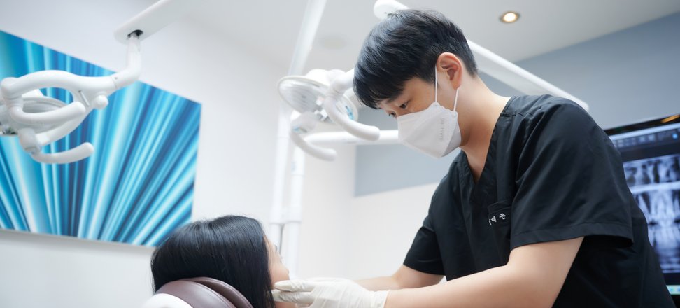 치료한 자리와 그 옆 치아까지 함께 살피는 장면