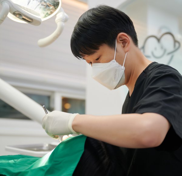 치아 상태를 하나씩 확인하는 진료 장면