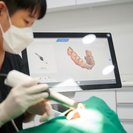 구강 스캐너로 뜬 치열이 모니터에 보이는 장면