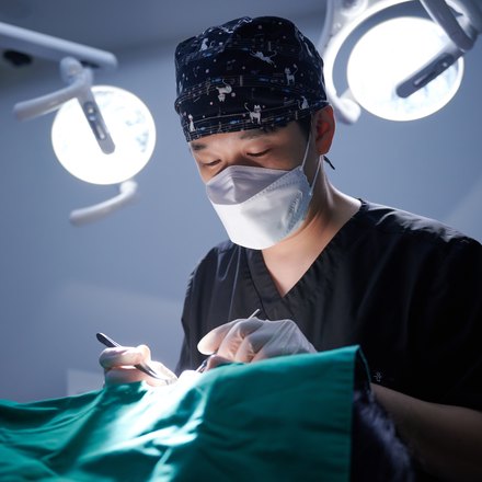 수술실에서 임플란트를 심는 임태윤 대표원장