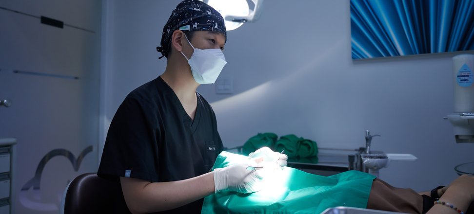 수술 조명 아래에서 구강악안면외과 수술을 집도하는 임태윤 대표원장
