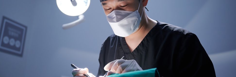 수술실에서 진행되는 임플란트 고정체 식립