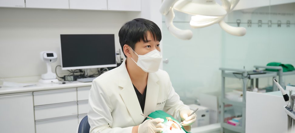 진료실에서 남은 치아를 하나씩 확인하는 임태윤 대표원장