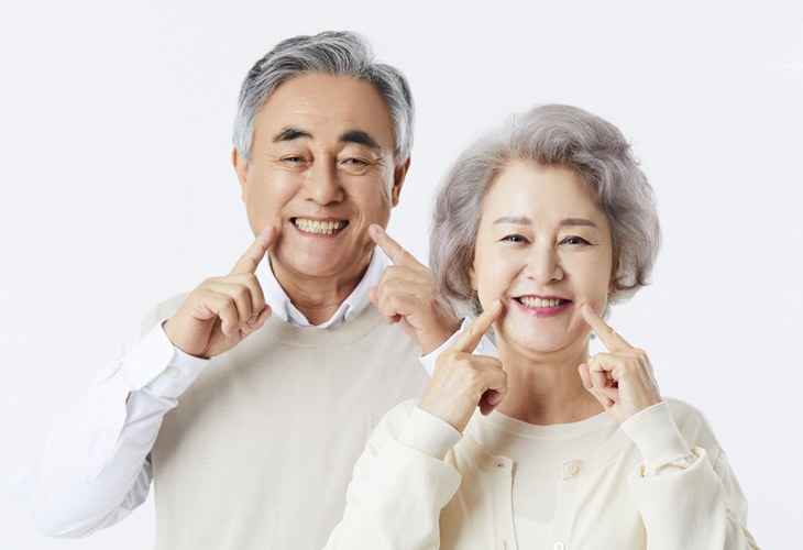 만 65세 이상 어르신 두 분이 웃고 있는 모습