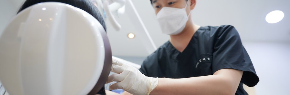 턱관절을 촉진으로 확인하는 진찰 장면