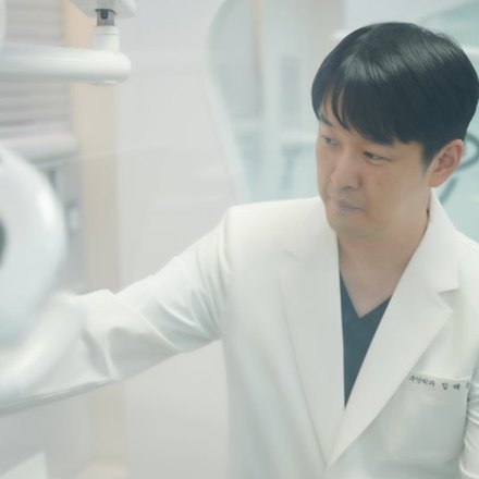 스플린트 비용과 일정을 설명하는 상담 장면