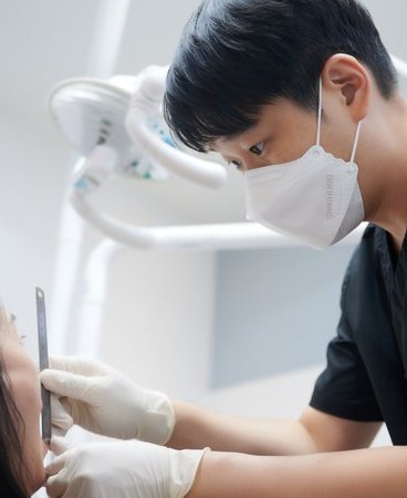 마취 전 기구를 준비하는 진료실 장면