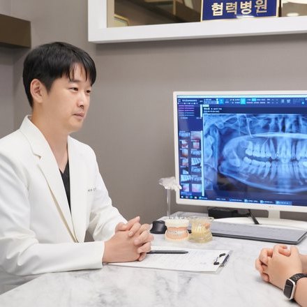 발치 뒤 경과를 영상으로 함께 확인하는 상담 장면