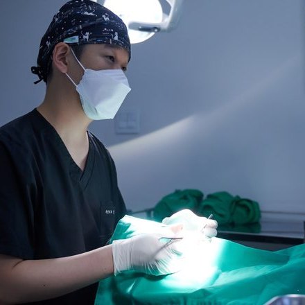 수술실에서 매복 사랑니를 발치하는 임태윤 대표원장