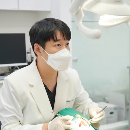 진료실에서 사랑니 상태를 확인하고 바로 발치를 준비하는 장면